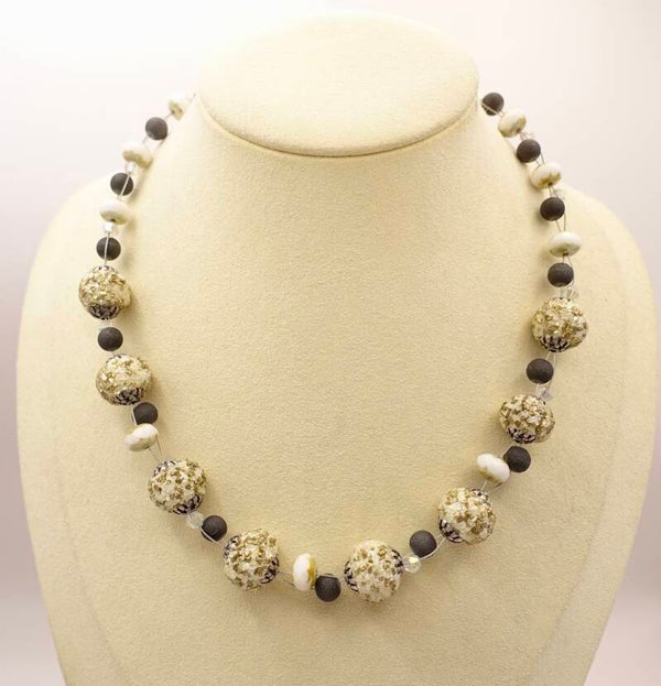 KKec011926: Ecru met antraciet grijs, zilver- en goudkleur ketting