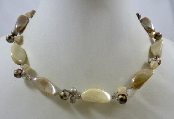 KKec013020: Prachtig, golvend ecru kettinkje van schitterende kralen.