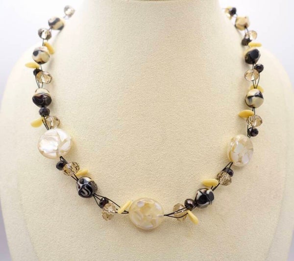 KKec013125: Zwart met ecru ketting van parelmoer en diverse soorten glaskralen.