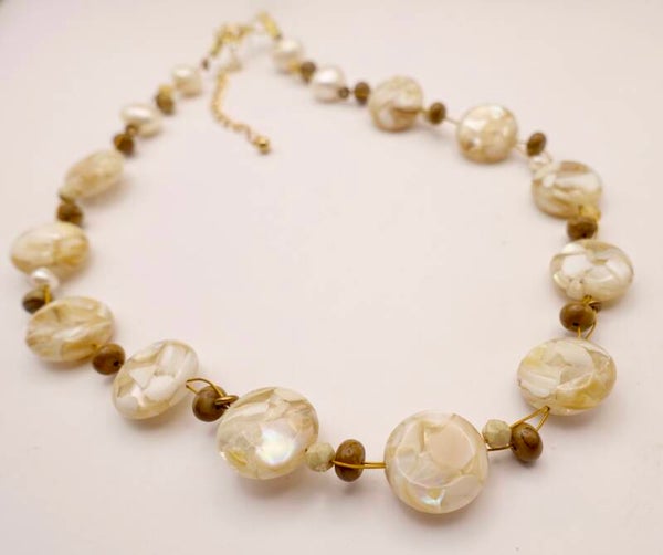 KKec013225: Ecru ketting van barok parels, geperst parelmoer en wood lace kralen.