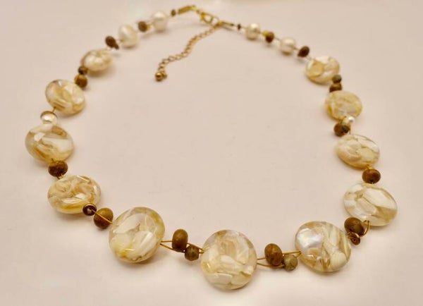 KKec013225: Ecru ketting van barok parels, geperst parelmoer en wood lace kralen.