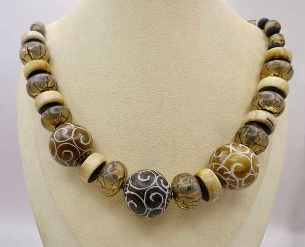 KKec014026: Bijzondere ketting van Xiu jade met ingekerfde tekeningen, agaat, lava en houten schijven.