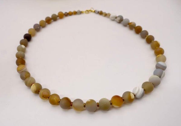 KKec014326: Matte agaat ketting in naturel, terra, grijs en bruintinten.