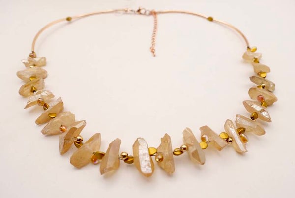 KKec014426: Ketting in ecru, zacht zalm van kristal.