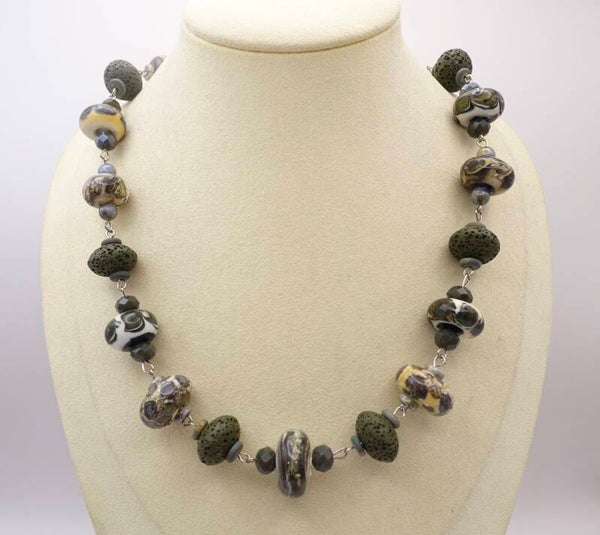 KKec024026: Ketting in groentinten, ecru, etc. met handgemaakte glaskralen, lava en  mosagaat.