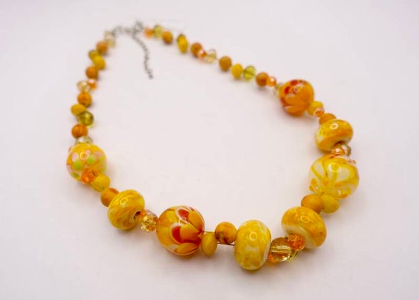 KKge011025: Geel met oranje ketting van handgemaakte glaskralen.