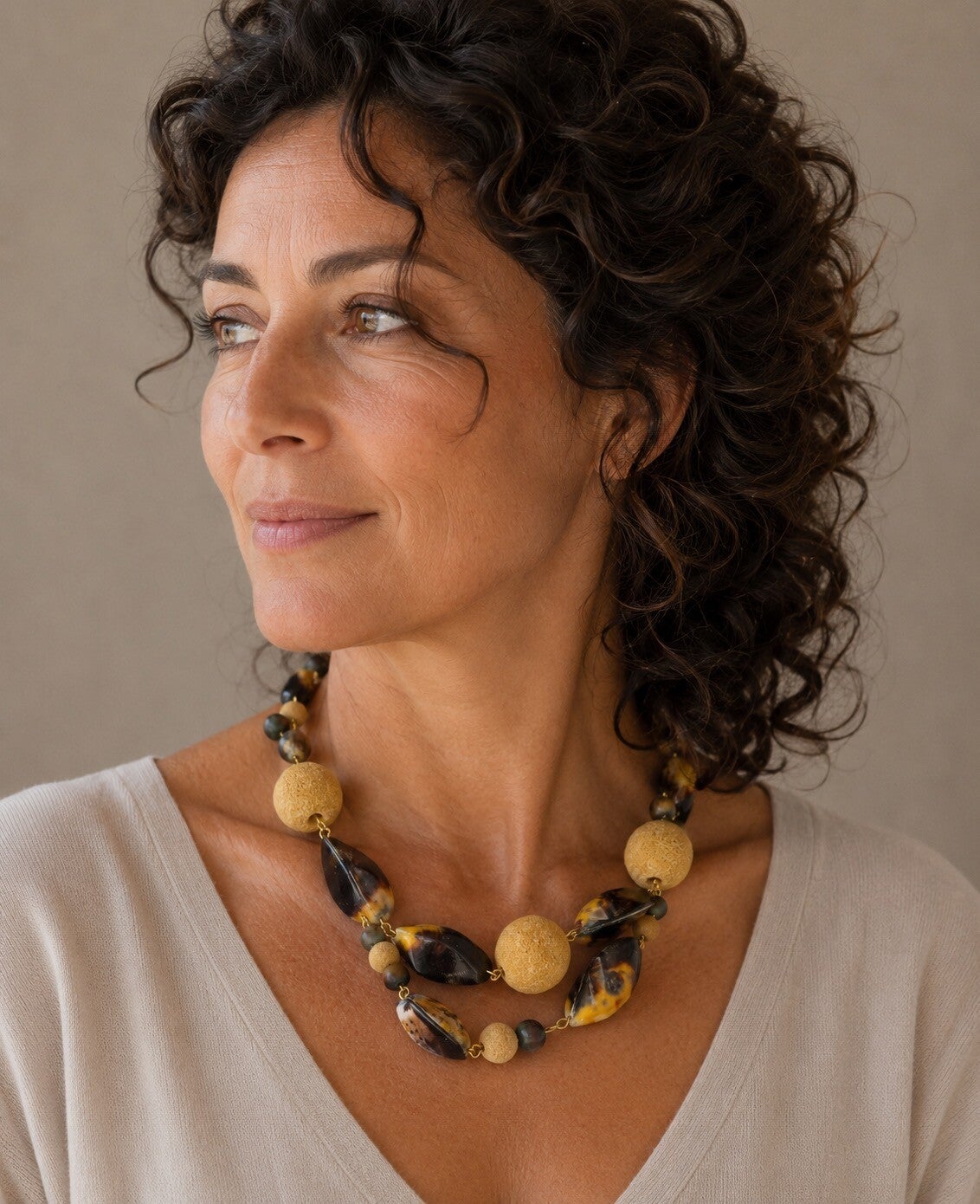 KKge012625: Ketting van okergele imi mosselschelpen en lava kralen.