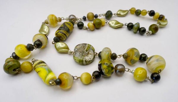 KKge012626: Halflange ketting in zachte geel- en groentinten.