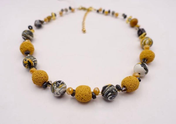 KKge012726: Ketting in geel, ecru, zwart van lava en glas.