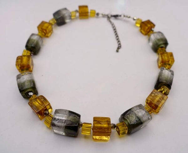 KKge012826: Topaas/gele ketting met antracietgrijs en zilvertinten lampwork kralen.