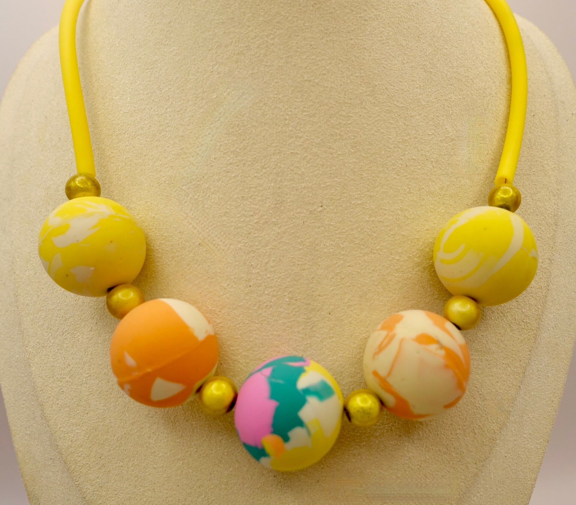 KKge013326: Super vrolijke ketting in geel, roze, groen, etc.