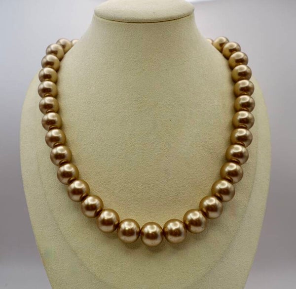 KKgo022626: Ketting goudkleur glasparels met bijzondere sluiting.