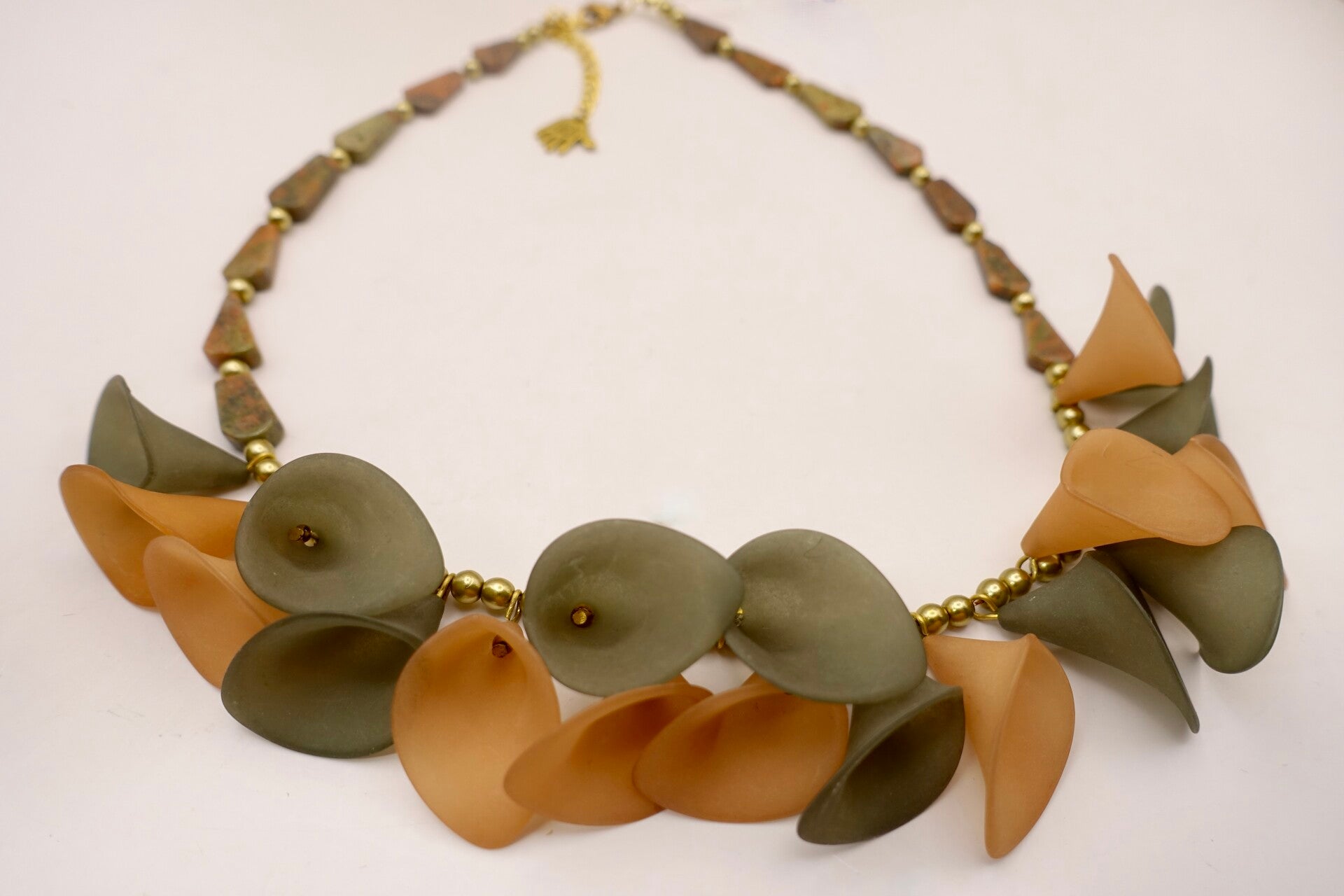 KKgr010126: Unieke ketting van resin aronskelken en unakiet, groen, bruin, goud.