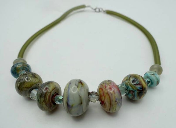 KKgr012125: Ketting in pasteltinten van handgemaakte, zilverglas glaskralen.