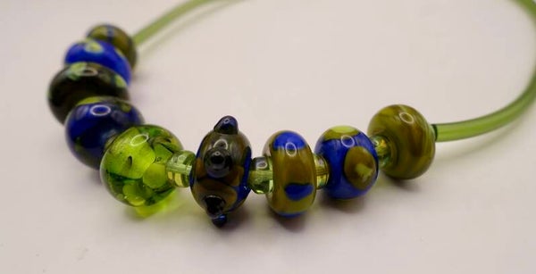 KKgr012425: Olijfgroene met blauwe ketting; handmade kralen.