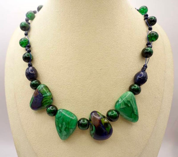 KKgr012726: Donkerblauwe met groene ketting van handgemaakte kralen.