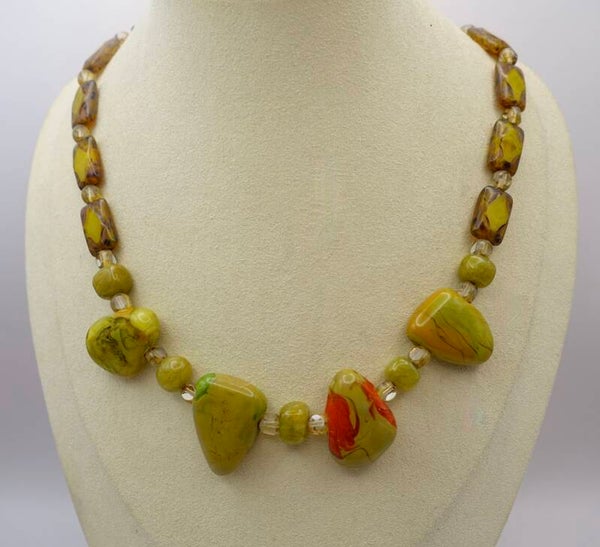 KKgr012826: Licht olijfgroene ketting met iets terra, oranje.