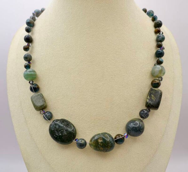 KKgr014326: Donkergroene ketting van agaat en kleine facetkraaltjes.