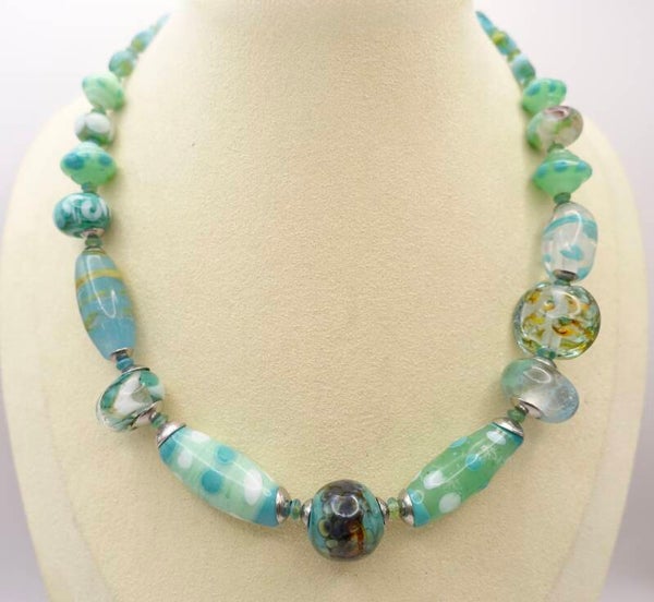 KKgr014425: Zacht zeegroene ketting van handgemaakte glaskralen.