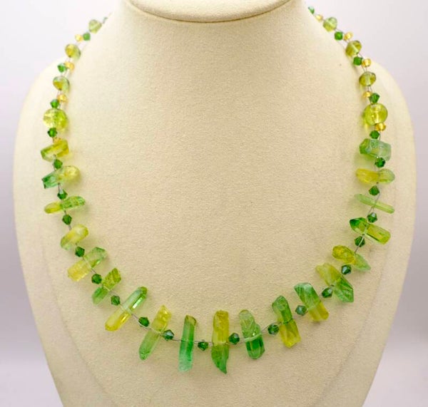 KKgr014426: Groen met gele kwarts ketting met facetglas kraaltjes.