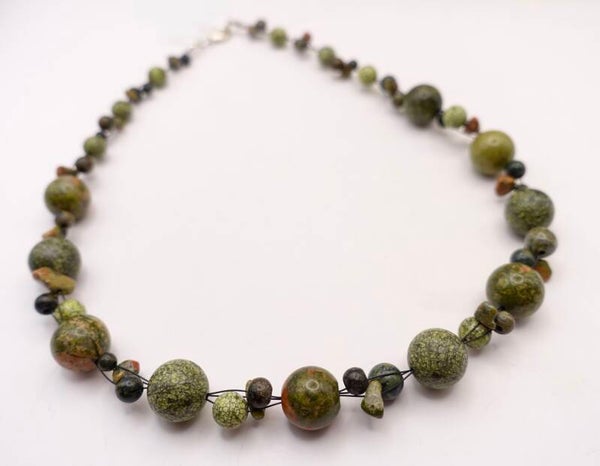 KKgr014625: Ketting van Russisch jade en unakiet. Groen- en terra-tinten.