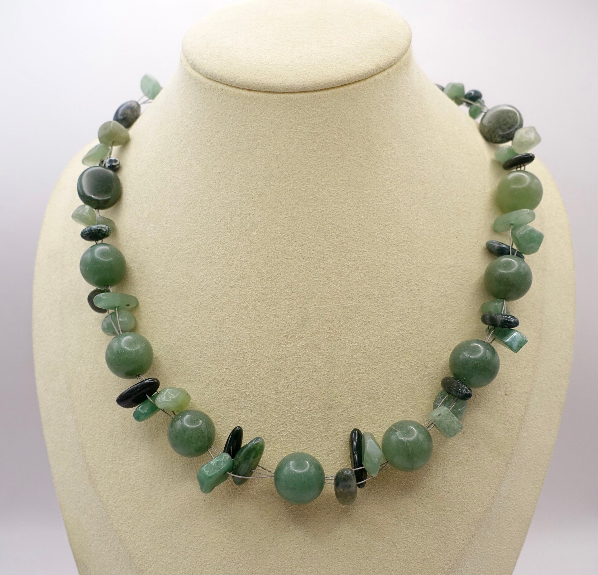 KKgr014925: Zachtgroene ketting van aventurijn en agaat.