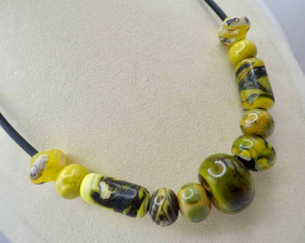 KKgr015125: Groen en gele ketting van handgemaakte kralen.