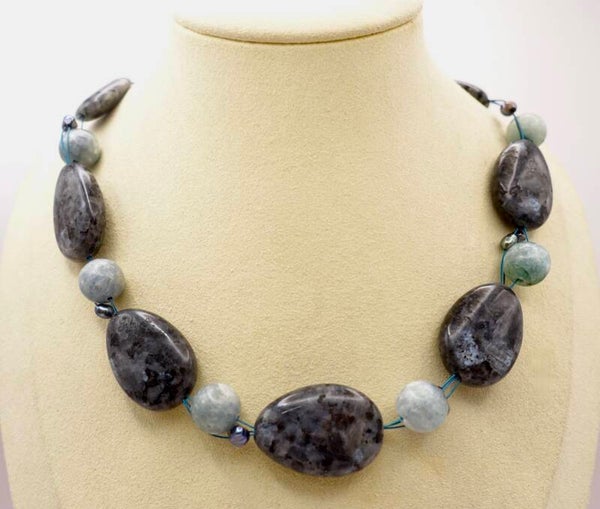 KKgrij012326: Ketting van grijsblauw larvikiet en zacht turquoise amazoniet.