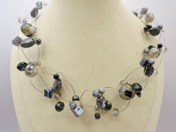 KKgrij013026: Ketting in grijs-, blauw-, antraciet- en champagnetinten.