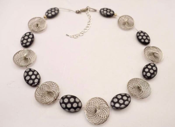 KKgrij013326: Donkergrijze met zilvermetalen ketting van unieke, lichte kralen.