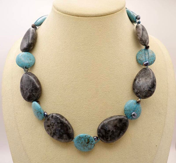KKgrij014126: Ketting van grijsblauw larvikiet en turkoois.