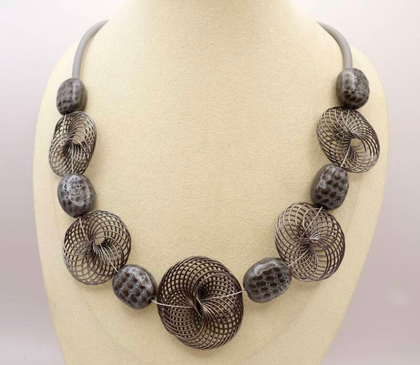 KKgrij014226: Heel aparte ketting met antracietgrijze metalen draadkralen en blauw/bruin keramiek.