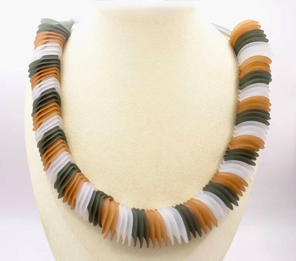 KKmix010126: Volle ketting van in elkaar vallende aronskelken in groen, bruin, wit.