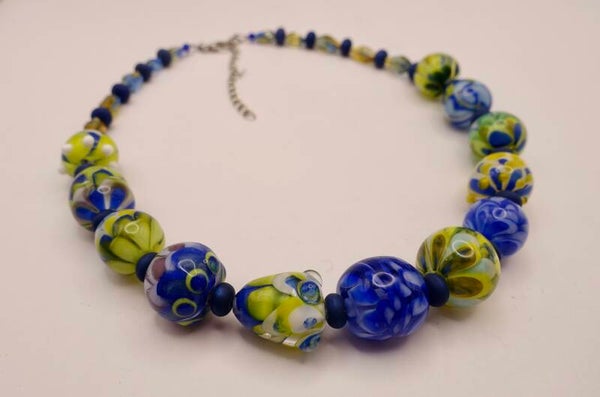 KKmix010525: Ketting in blauw, groen, geel, amethyst van handgemaakte glaskralen.