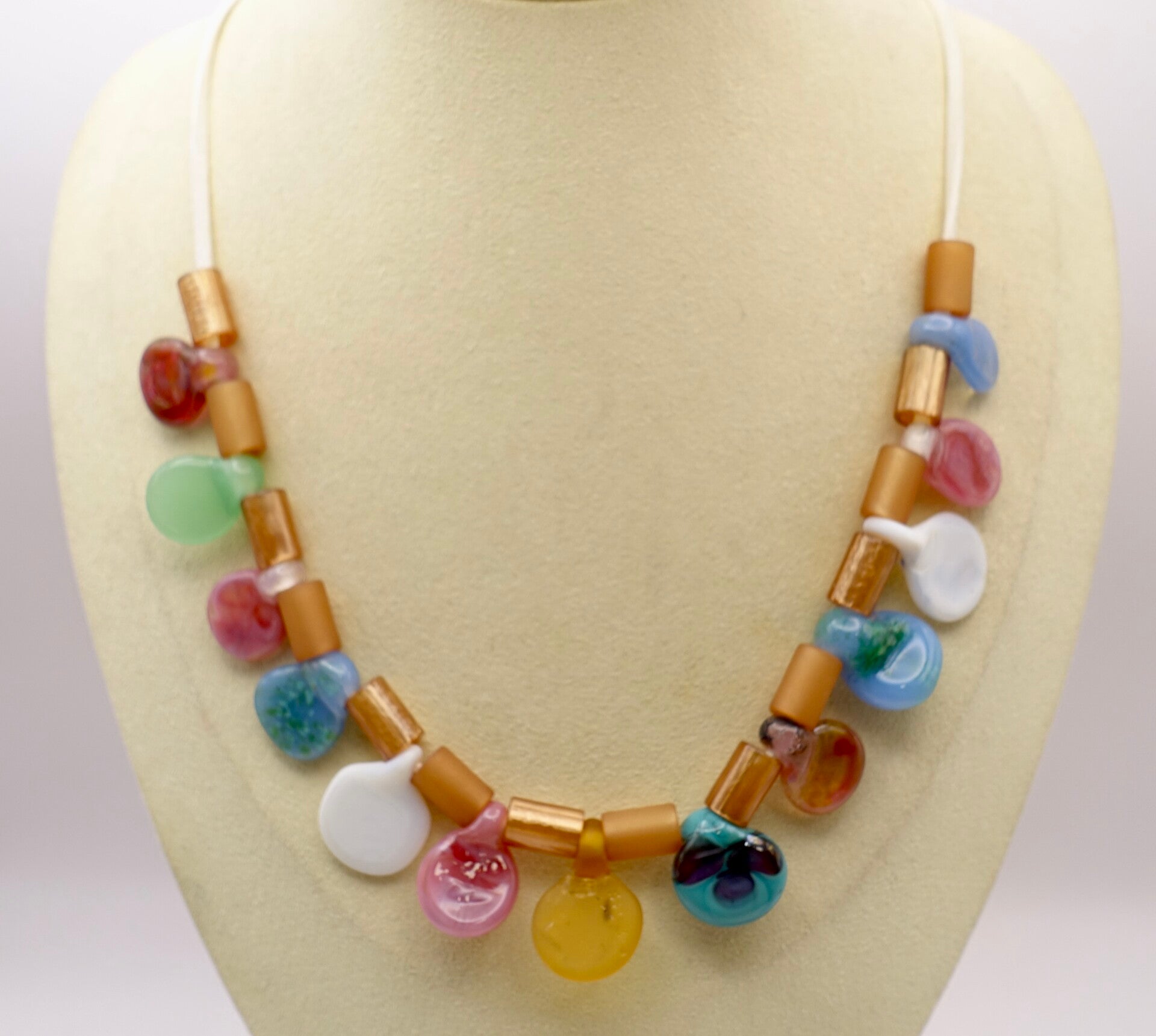 KKmix011126: Vrolijke ketting van handgemaakte kralen met polarisbuisjes