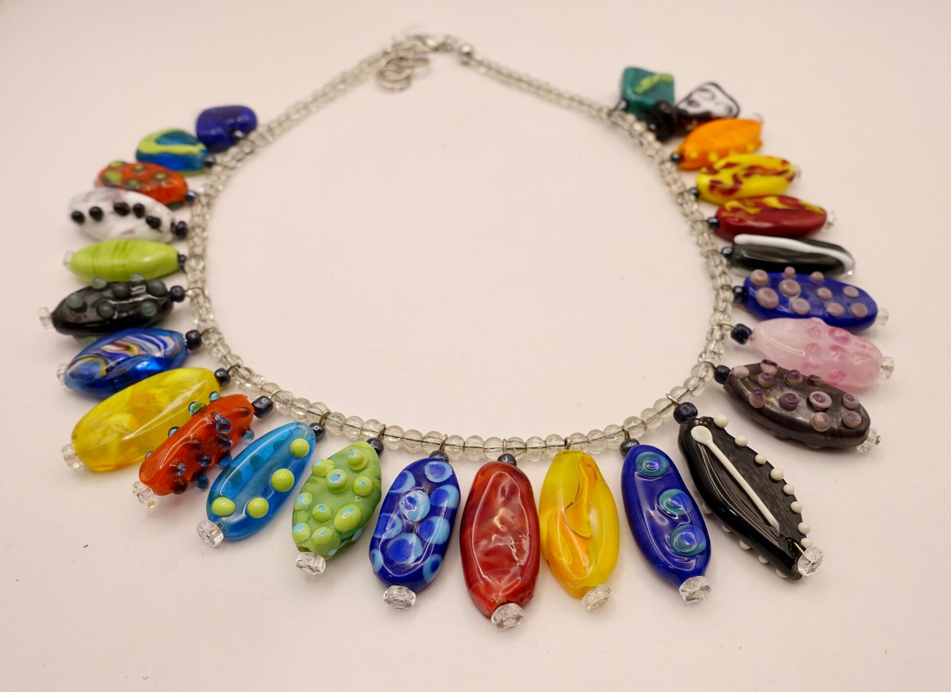 KKmix011426: Een vrolijke ketting met allemaal, unieke, handgemaakte glaskralen.