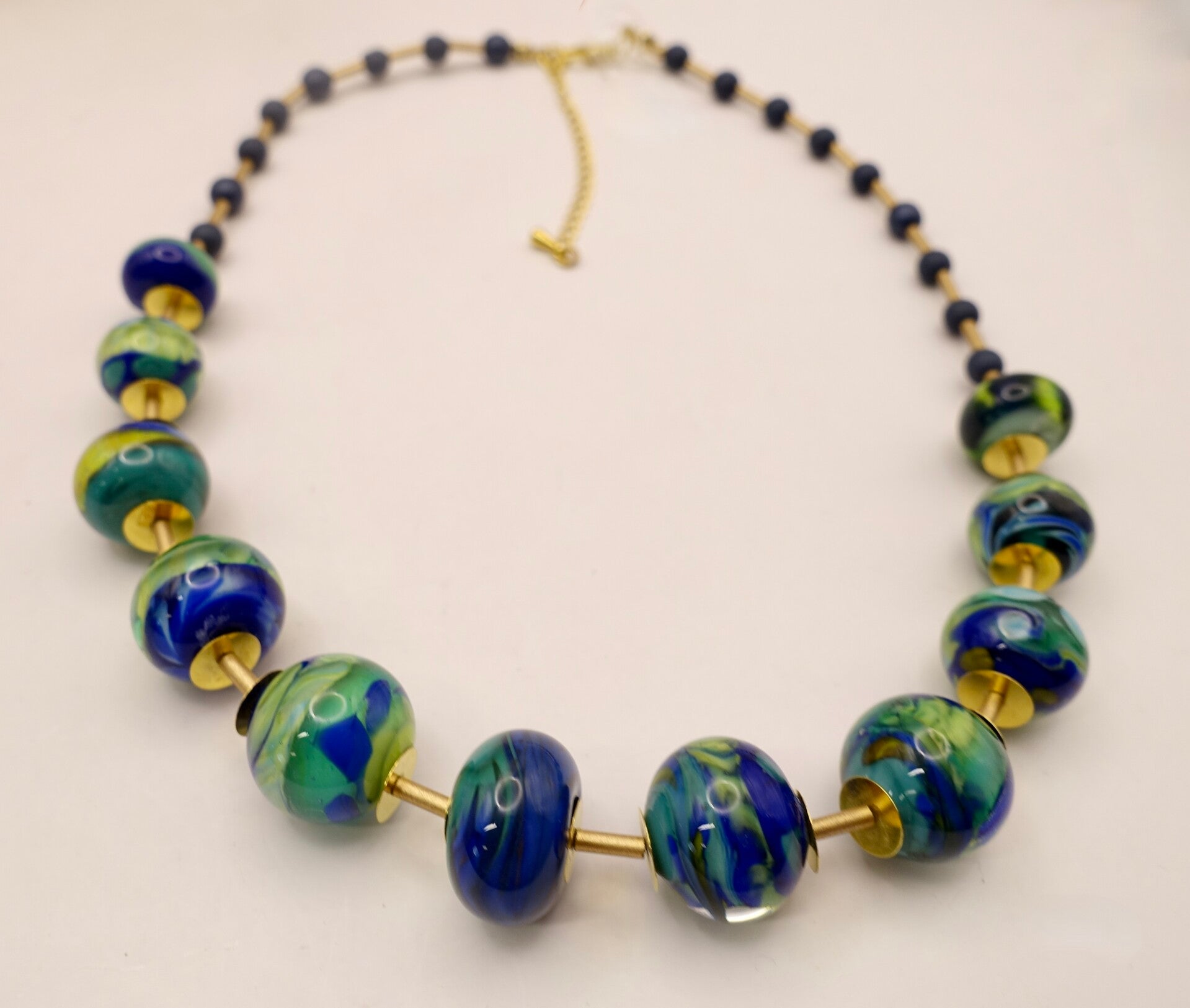 KKmix011626: Ketting in groen, blauw van handgemaakte kralen.