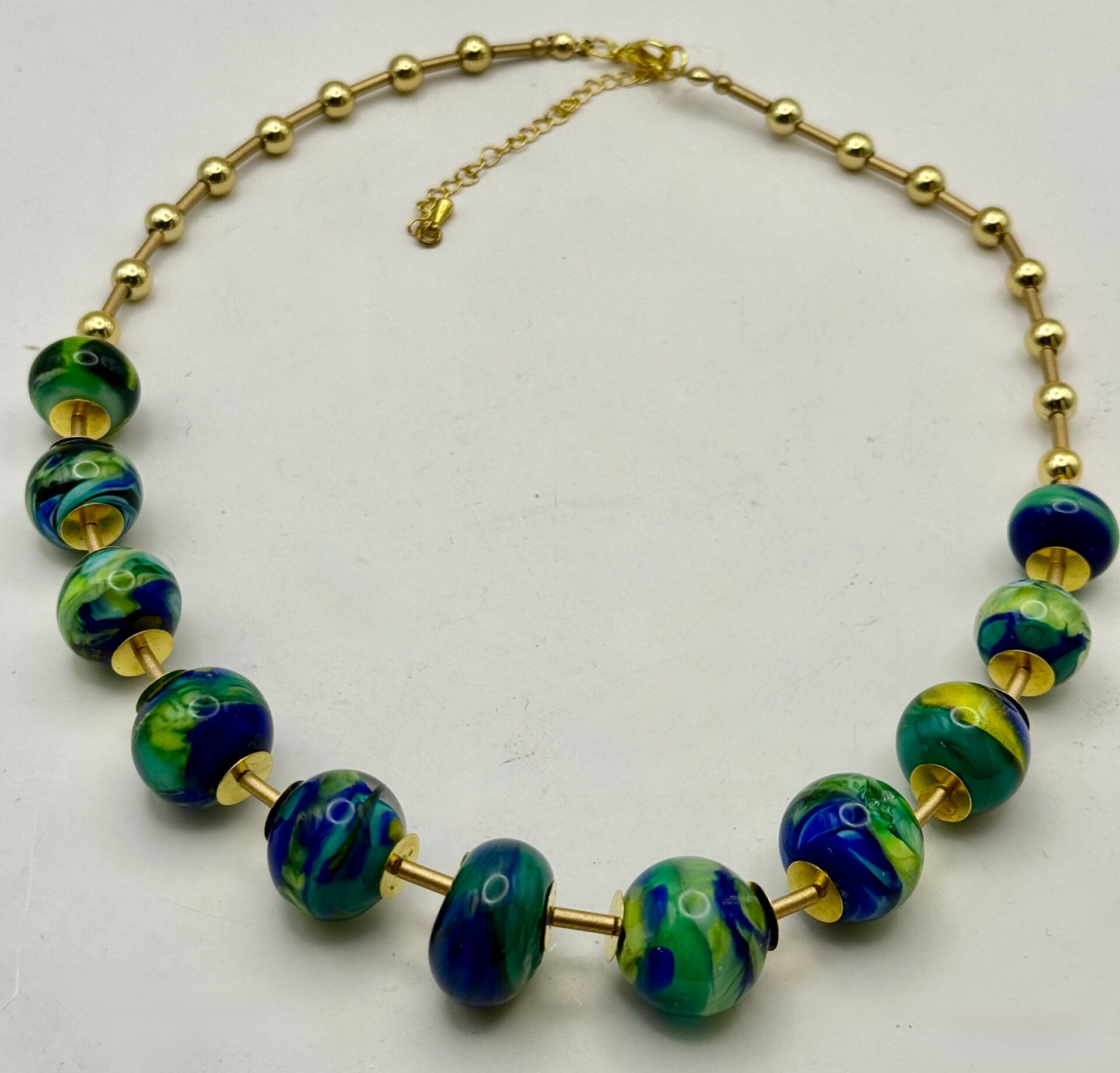 KKmix011626: Ketting in groen, blauw van handgemaakte kralen.