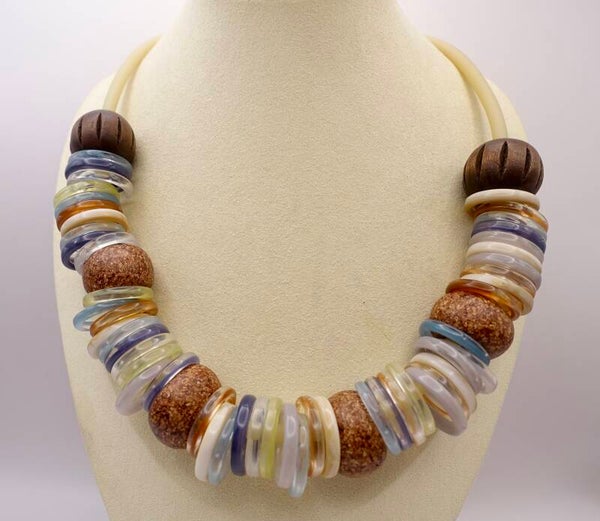 KKmix012225: Lichte ketting van kunststof ringen en keramiek kralen in naturel tinten.