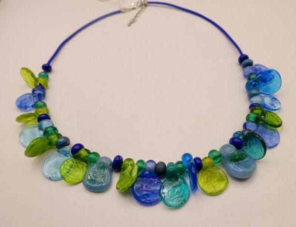 KKmix012326: Ketting in vrolijke tinten, zoals turquoise, groen, blauw, etc.
