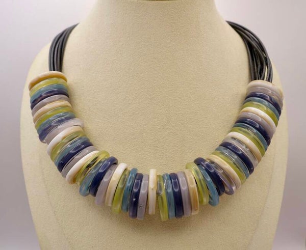 KKmix012725: Aparte, lichte ketting van kunststof ringen in  blauw en naturel .