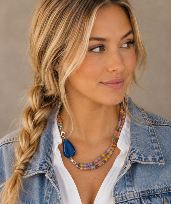 KKmix013326: Ketting van een vrolijke mix van natuursteen en donker turquoise agaat.