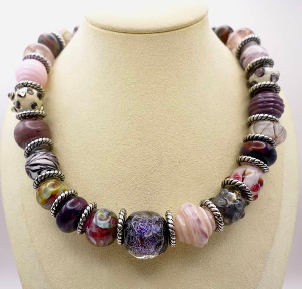 KKmix013426: Ketting in diverse paars/roze tinten van handgemaakte kralen.