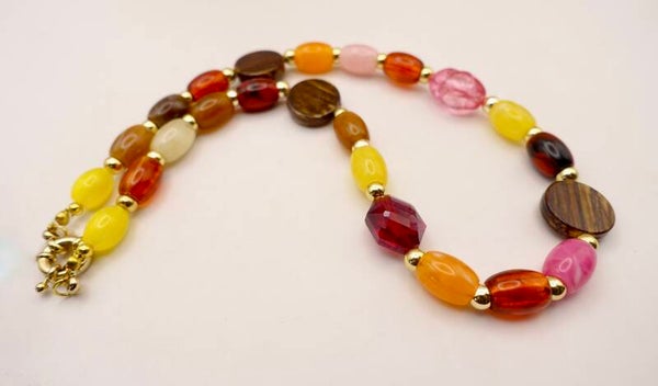 KKmix014226: Vrolijke, lichte ketting in roze, rood, geel, bruin, etc.