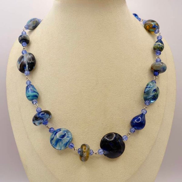 KKmix014325: Prachtige ketting van handmade, glaskralen in blauw/turquoise.