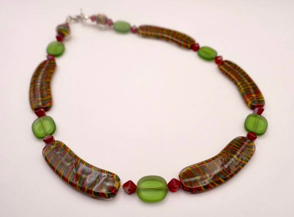 KKmix014824: Rood, groen, oker en terra ketting van o.a. borosilicaat glas.