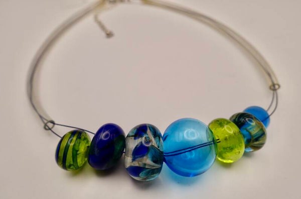 KKmix015224: Ketting in groen, turquoise, blauw, etc. van handgemaakte kralen.