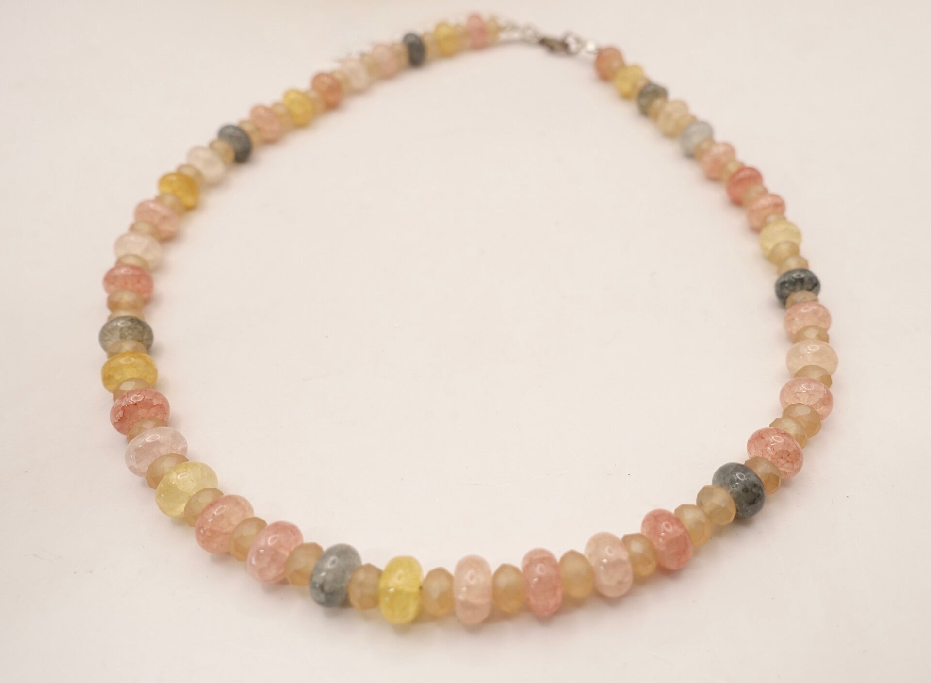 KKmix020226: Pastel kettinkje van abacus natuursteen afgewerkt met zilveren slotje.