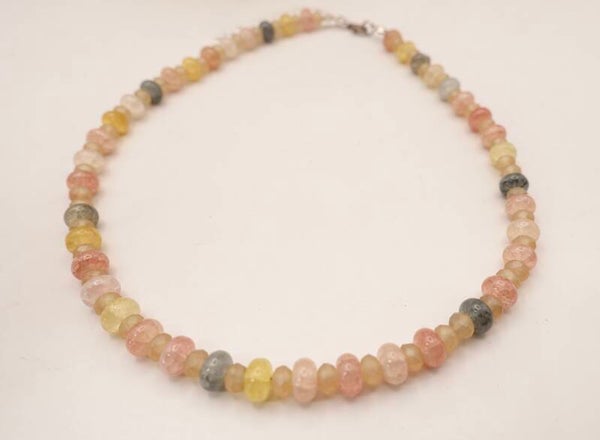 KKmix020226: Pastel kettinkje van abacus natuursteen afgewerkt met zilveren slotje.