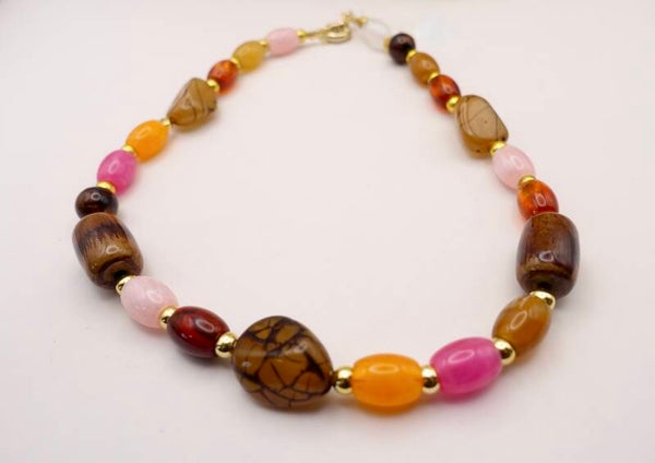 KKmix024226: Vrolijke, lichte ketting in roze, geel,oranje, bruin, etc.